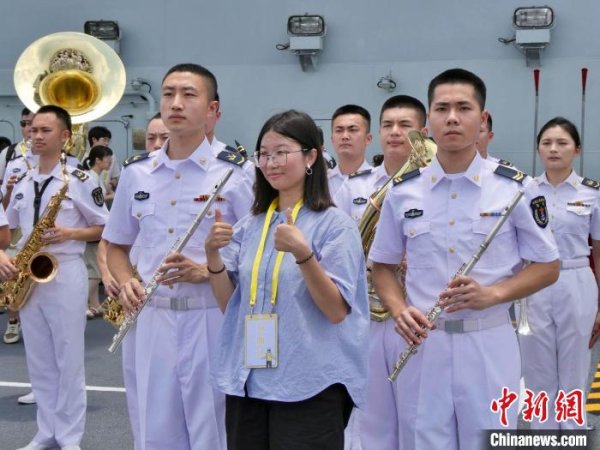 51策略 特写：香港民众争睹海军航母编队真容