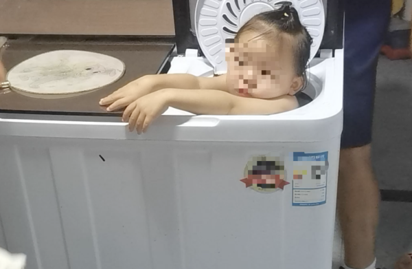 宝钜证券 家中常用物“吞掉”女宝，@各位家长，快瞅一眼娃在干啥！