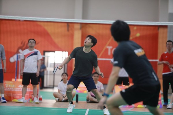 常盈股票 闵行区百强企业首届羽毛球赛开赛，35家单位近300名职工展开激烈角逐